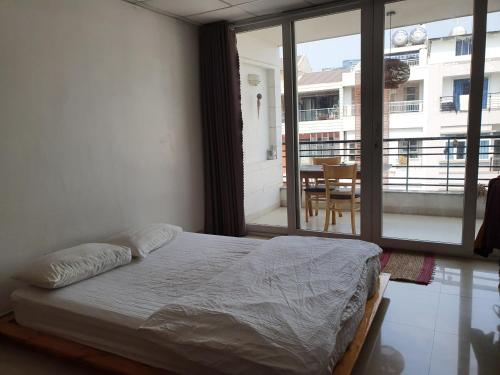 Studio with Balcony image 9