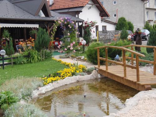 Garden, Bed and Breakfast Albatros in Perušić
