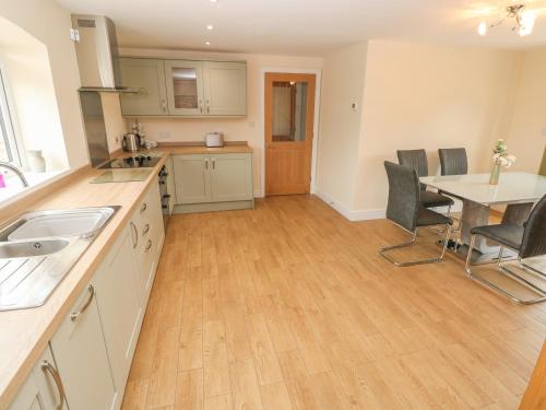 Woodpecker Barn in Pontyclun