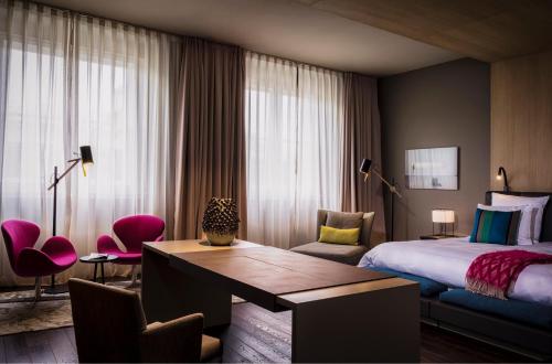 SO King Suite with Lounge Area and Extra Work Space image 6