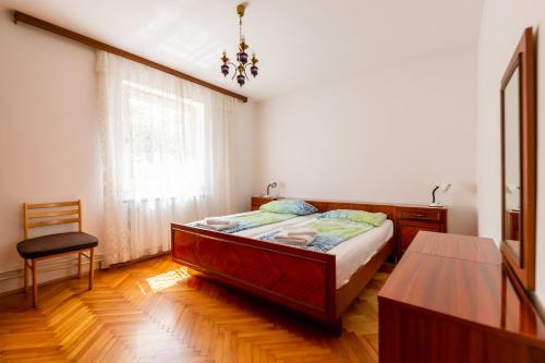 2 bedrooms, 3 beds