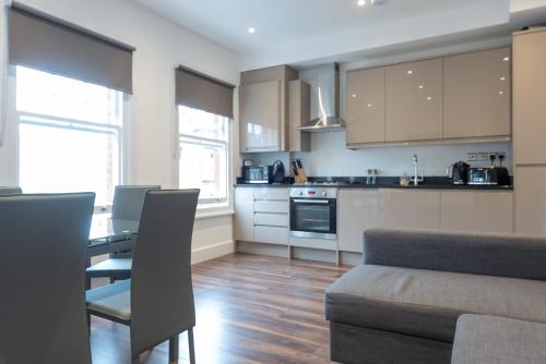 Beautiful Apartment in Gorgeous Location (DH8) - image 7