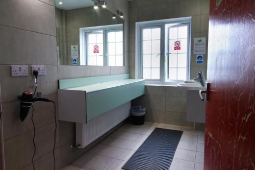 Bathroom, London Backpackers Youth Hostel in Greater London North