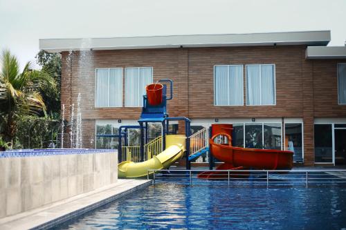 Swimming pool, Grand Sunshine Resort and Convention in Soreang