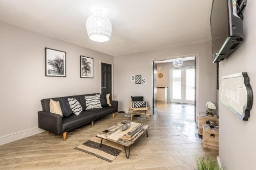 Air Host and Stay - Birchfield Lodge - Sleeps 10 Amazing spacious house gîte à louer West Derby