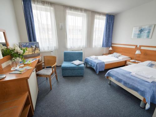 2 twin beds, 1 sofa bed