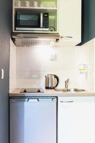 Kitchen, Teneo Apparthotel Bordeaux Gare Saint Jean near Le Tregey