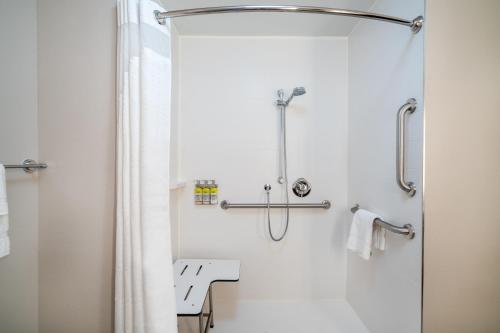 Twin Room - Mobility Access with Bath Tub