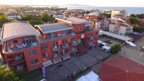 Red Hotel - image 8