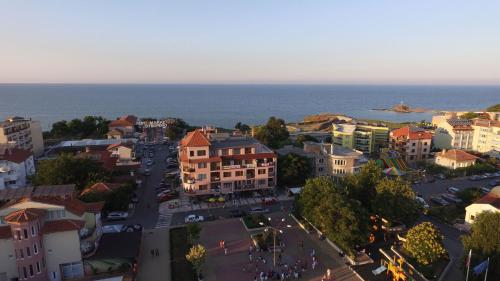 Red Hotel - image 9
