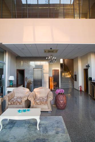 Red Hotel - image 11
