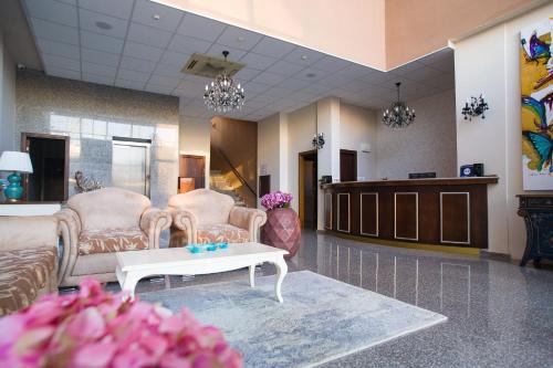 Red Hotel - image 12