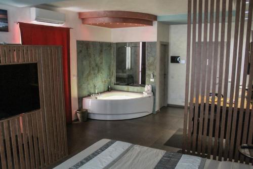  Garda Fantasy Apartment - JACUZZI, Unterkunft in Desenzano del Garda