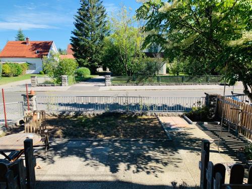 Erkély/terasz, Großartige 3 Zimmer Ferienwohnung mit Kamin und Garten für 1-6 Personen (Großartige 3 Zimmer Ferienwohnung mit Kamin und Garten fur 1-6 Personen) in Kaufbeuren