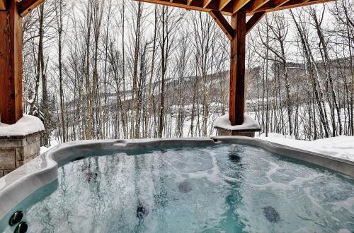 bubbelbad, Chalet 30 Chemin des Skieurs by Chalets Alpins in Stoneham (QC)