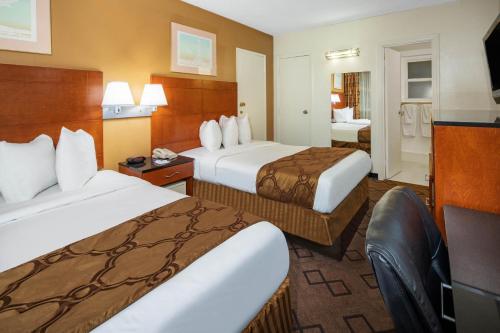 Travelodge by Wyndham Burbank-Glendale image 25