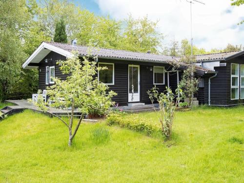 6 person holiday home in Dronningm lle