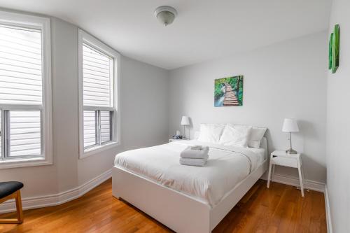 Newly Renovated - Modern 3BR Apartment - Trinity Bellwoods!