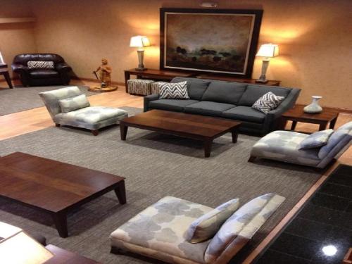 ห้องส่วนกลางสำหรับนั่งเล่น/ดูทีวี, ทาวน์แอนด์คันทรี อินน์ แอนด์ สวีท (Town & Country Inn and Suites) in ควินซี (IL)