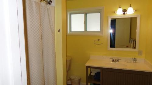 A Holiday Motel - Maggie Valley - image 2