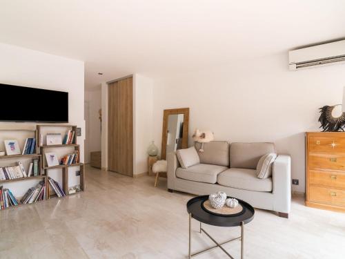 Lavish Holiday Home in Mandelieu La Napoule with Pool gîte à louer La Napoule