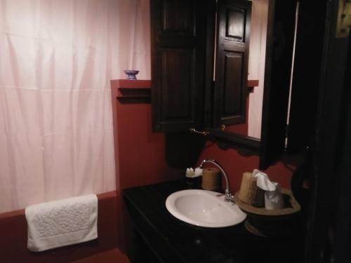 Tri Yaan Na Ros Colonial House Hotel