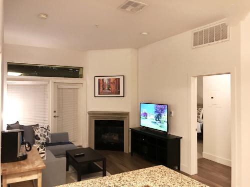 Perfect Apt near UCLA w Parking Gym Pool WIFI in Westwood B3 in Los Angeles, USA