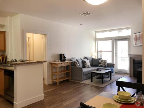 Perfect Apt near UCLA w Parking Gym Pool WIFI in Westwood B3 in Los Angeles, USA
