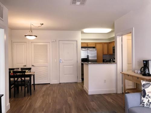 Perfect Apt near UCLA w Parking Gym Pool WIFI in Westwood B3 in Los Angeles, USA
