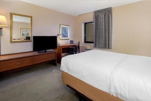 La Quinta Inn & Suites by Wyndham Detroit Southgate