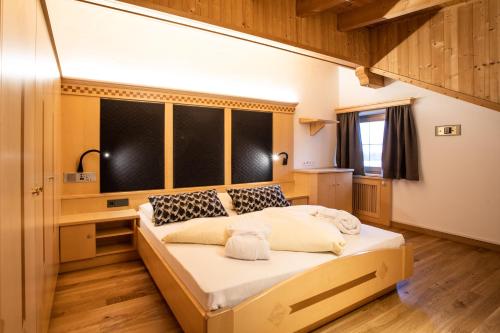 Double or Twin Room with Mountain View