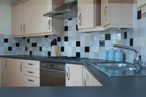 Chestnut Court 2 Bed Apartment FREE Parking WiiFi Smart TV