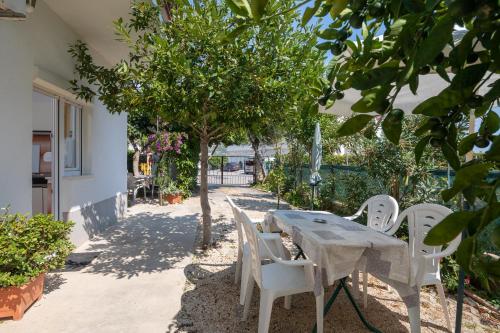  Apartments near beach Babic, Pension in Split