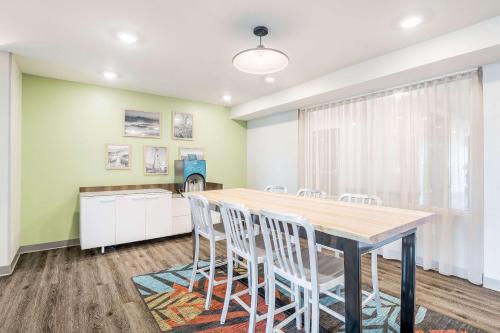 大堂, WoodSpring Suites Colton in 科爾頓