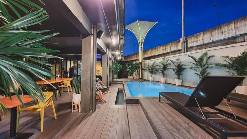 Swimming pool, Hotel Ordinary Bangkok in Pratunam