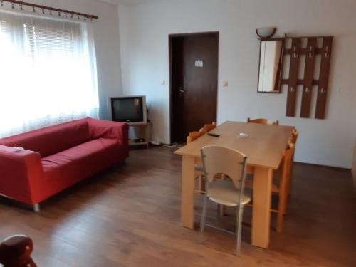 Prenociste Pecinci in Pećinci