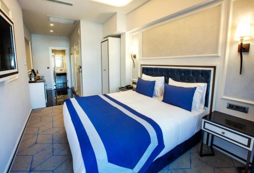 Deluxe Double Room with Sea View image 8