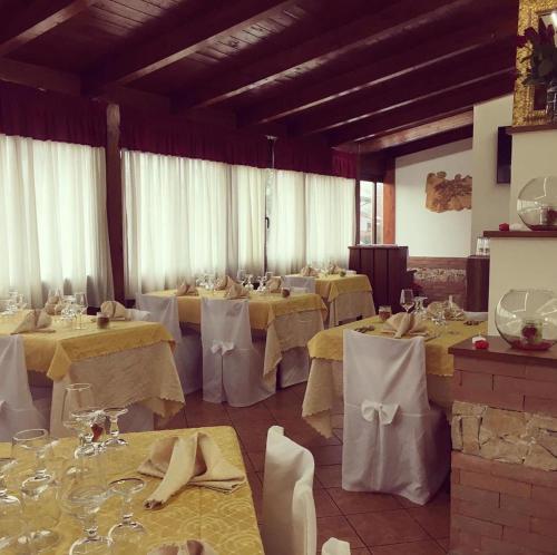 餐廳, Hotel PINO LORICATO in 卡斯特羅威拉瑞
