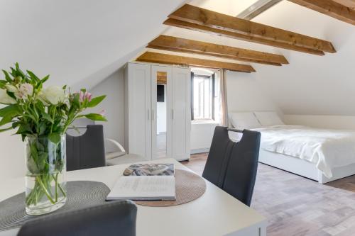 Apartment with Garden View