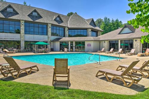 Branson West Cabin with Screened Deck and Pools!