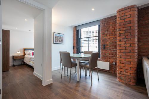 Stylish 1 Bed Apartment in Manchester City Centre - image 2