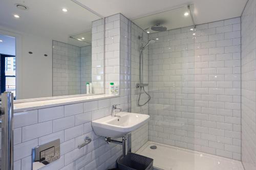 Stylish 1 Bed Apartment in Manchester City Centre - image 4