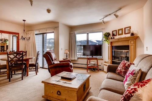 Apartment with Mountain View
