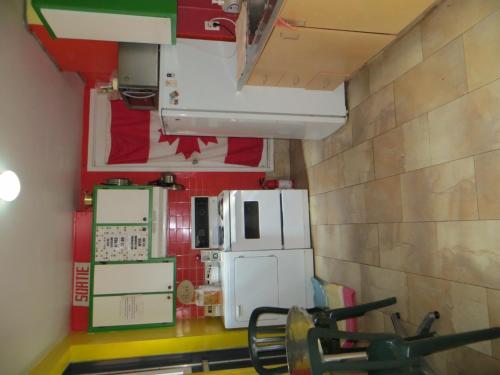Kitchen, Auberge Jeunesse La Belle Planete Backpackers Hostel in Quebec City (QC)