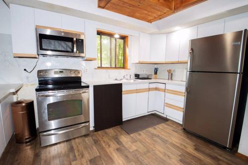 Entire 3 Bedroom Adventure Chalet, Near the best of the Poconos in East Stroudsburg, USA