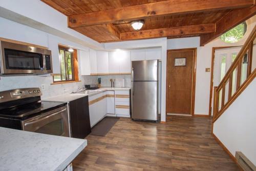 Entire 3 Bedroom Adventure Chalet, Near the best of the Poconos in East Stroudsburg, USA