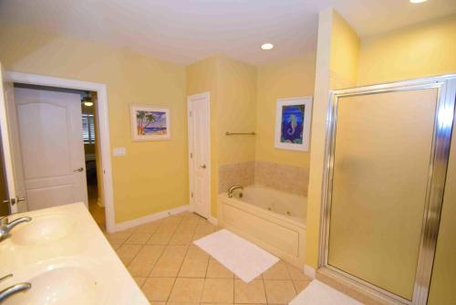 Four-Bedroom Apartment image 4