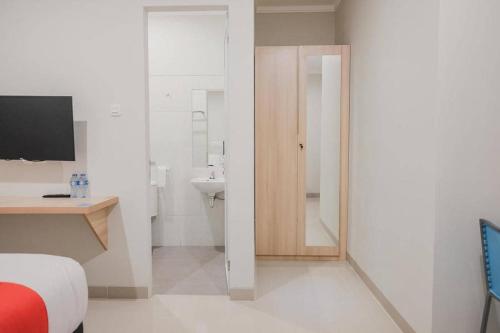 RedDoorz Plus near Soekarno Hatta Airport Taman Mahkota