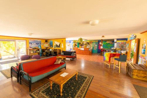 ห้องส่วนกลางสำหรับนั่งเล่น/ดูทีวี, คูลบานาน่าแบ็คแพคเกอร์ (Cool Bananas Backpackers) in แอกเนส วอเตอร์