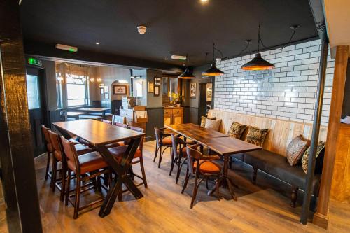 Kings Arms Hotel - image 13